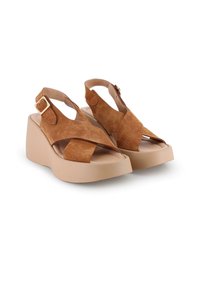 Sandalias de plataforma de ante marrón con diseño de tiras cruzadas, con tira trasera y cierre de hebilla, y suela gruesa beige. Textura suave con acentos mínimos.