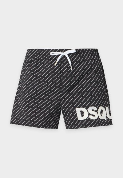 Short de bain noir avec texte blanc en diagonale répétée et grandes lettres blanches en gras "DSQU" sur la jambe droite, avec une taille à cordon blanc.
