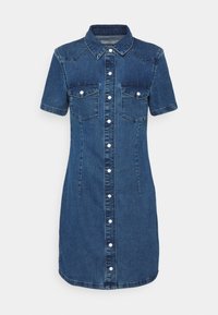 Denim skjortklänning i mörkblått, med knäppning framtill, två bröstfickor, korta ärmar och en figurnära silhuett.