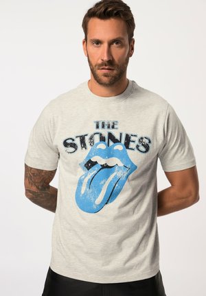 Camiseta de algodón gris con un gráfico de "lengua" en azul y negro, con el texto "THE STONES" arriba en una fuente desgastada. Mangas cortas, ajuste regular.