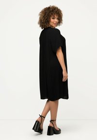 Ulla Popken BREEZY SPLIT NECKLINE RUFFLE TRIM  - Vestido informal - black