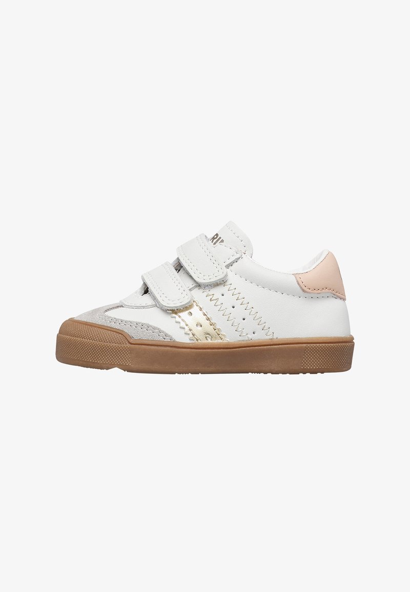 Sneaker bianco per bambini con suola marrone, striscia laterale dorata, punta grigia, toppa sul tallone rosa pallido e due strap in Velcro.