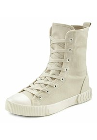 Zapatilla alta de lona en beige claro con punta redonda, puntera de goma y suela texturizada. Incluye ojales de metal y cordones planos.