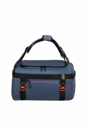Sac polochon bleu et noir avec bandoulière rembourrée réglable, poche avant zippée et fermetures à boucles avec accents orange.