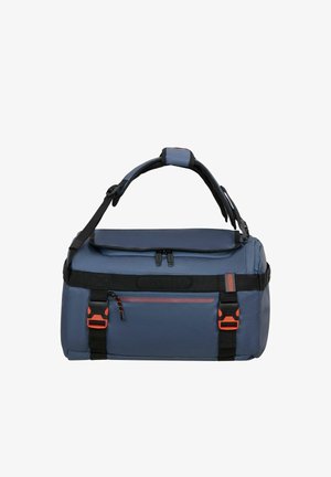 Bolsa de deporte azul y negra con correa de hombro acolchada y ajustable, bolsillo frontal con cremallera y cierres con hebillas con acentos naranjas.