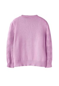 Lys rosa strikket genser med hjerte-mønstre på ermene, rund hals og ribbet kant. Myk tekstur med avslappet passform.