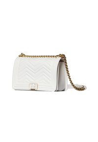 Borsa a tracolla bianca con motivo a zig-zag, dotata di una catenina dorata e un logo dorato sul davanti.