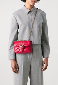 Pinko LOVE BABY - Skulderveske - rosso/antique gold