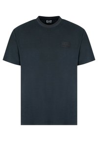 T-shirt a maniche corte di un blu navy scuro realizzato in cotone morbido, con una patta con logo EA7 nero sul lato sinistro del petto e colletto a girocollo.