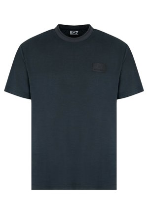 T-shirt a maniche corte di un blu navy scuro realizzato in cotone morbido, con una patta con logo EA7 nero sul lato sinistro del petto e colletto a girocollo.