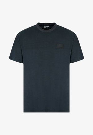 T-shirt a maniche corte di un blu navy scuro realizzato in cotone morbido, con una patta con logo EA7 nero sul lato sinistro del petto e colletto a girocollo.