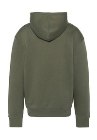 Dunkelgrüner Kapuzenpullover aus weichem Stoff, mit einer Kängurutasche, gerippten Bündchen und einem lockeren Schnitt. Einfarbiges Design, ohne Muster.