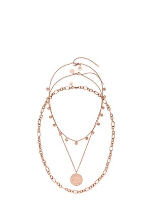 Drei geschichtete Halsketten aus Roségold, darunter eine Gliederkette, ein Anhänger mit einem detaillierten runden Anhänger und eine feine Kette mit kleinen runden Charms.