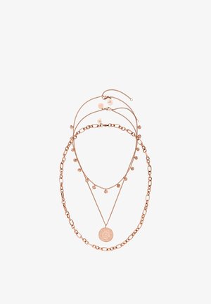 Drei geschichtete Halsketten aus Roségold, darunter eine Gliederkette, ein Anhänger mit einem detaillierten runden Anhänger und eine feine Kette mit kleinen runden Charms.