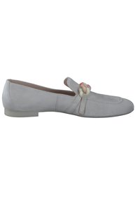 Mocassin en daim gris clair avec petit talon et détail de chaîne aux couleurs pastel sur le dessus, vue de côté sur fond blanc.