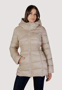 Giacca imbottita beige con cappuccio, caratterizzata da vita stretta, polsini a coste e chiusura con zip. Tessuto liscio con motivo a righe orizzontali trapuntate.