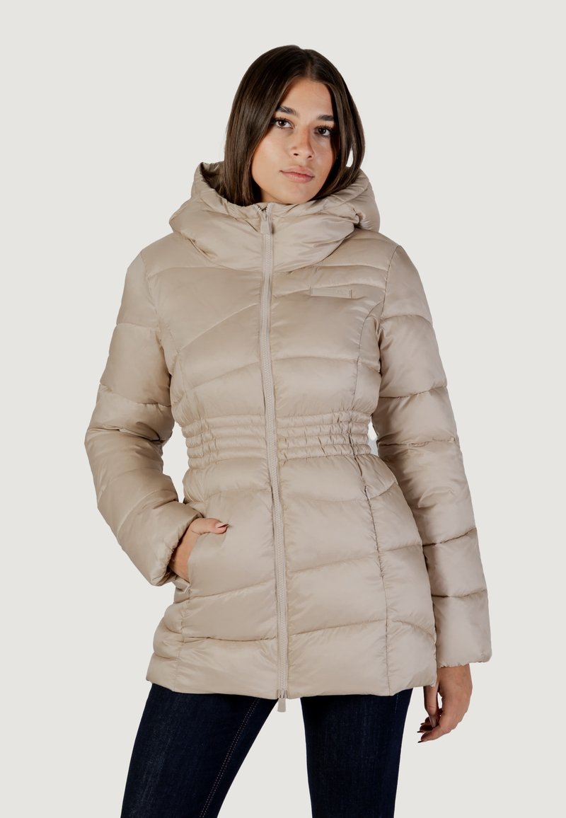 Giacca imbottita beige con cappuccio, caratterizzata da vita stretta, polsini a coste e chiusura con zip. Tessuto liscio con motivo a righe orizzontali trapuntate.
