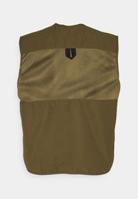 Bakvy av en olivgrön ärmlös väst med nätpanel över den övre delen av ryggen och en liten svart hängande ögla.