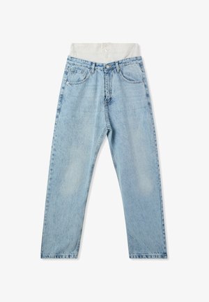 Jeans in denim blu chiaro con vestibilità rilassata, dotati di chiusura con bottone e zip, cinque tasche e una texture leggermente sbiadita.