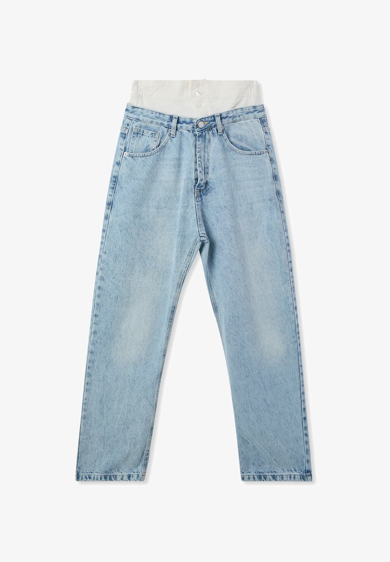 Jeans in denim blu chiaro con vestibilità rilassata, dotati di chiusura con bottone e zip, cinque tasche e una texture leggermente sbiadita.