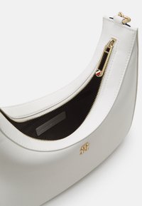 Tommy Hilfiger ESSENTIAL CROSSOVER CORP - Handtasche - ecru