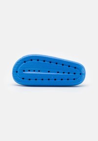 Sole in gomma blu con un motivo testurizzato, caratterizzata da numerosi fori di drenaggio e una forma affusolata. Bordo liscio e design durevole.