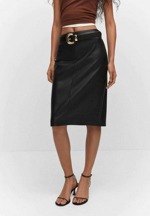 Jupe crayon en cuir noir à texture lisse, équipée d'une large ceinture avec une boucle dorée, coupe ajustée, longueur au genou.