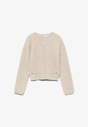 Crème gekleurde cardigan met een ronde halslijn, voorknopen en twee kleine zakken met gouden hardwareaccenten. Kortere lengte en lange mouwen.