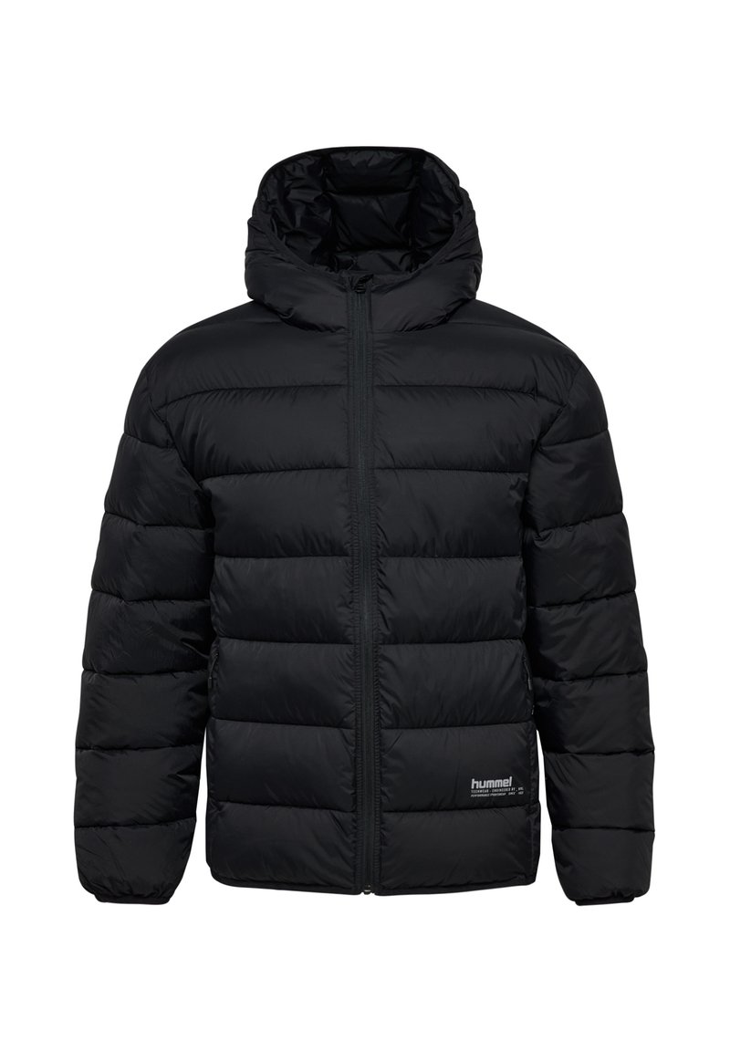 Svart puffjacka med huva, dragkedjestängning och quiltad textur. Tillverkad av syntetiskt material med en logotyp på nedre framsidan.