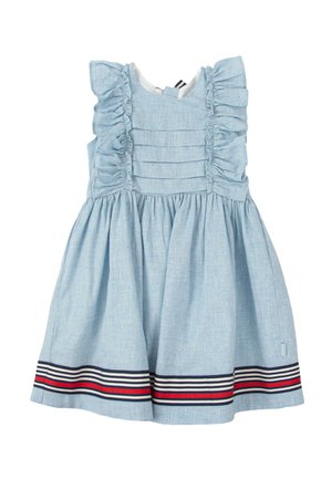 Vestido azul claro con hombros con volantes, cuerpo plisado y falda fruncida. Presenta un dobladillo a rayas en colores azul marino, rojo y crema.