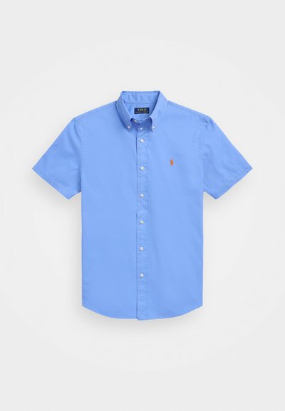 Kortermet lyseblå knappeskjorte laget av bomull, med et lite oransje brodert logo på venstre bryst og klassisk krage.