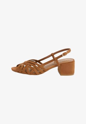 Brązowy sandał z zamszu na otwartym palcu, z krzyżującymi się paskami, klamrą przy kostce i niskim blokowym obcasem.