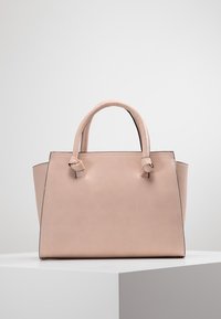 Borsa a tracolla rosa in pelle con due manici, un design strutturato e una texture liscia. Presenta accenti annodati e bordi a contrasto.