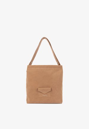 Borsa tote in camoscio color cuoio con design piatto, spallacci e una tasca frontale. Presenta accessori minimi e un dettaglio logo sottile.