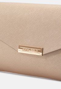 Beżowa torebka kopertowa z teksturowanym wykończeniem, z klapką i złotą płytką z logo "ANNA FIELD". Wykonana z trwałego materiału syntetycznego.
