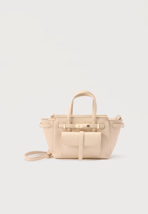 Beige Lederhandtasche mit zwei Griffen, vorderer Klappentasche, goldenem Verschluss und abnehmbarem Schultergurt vor einfarbigem Hintergrund.