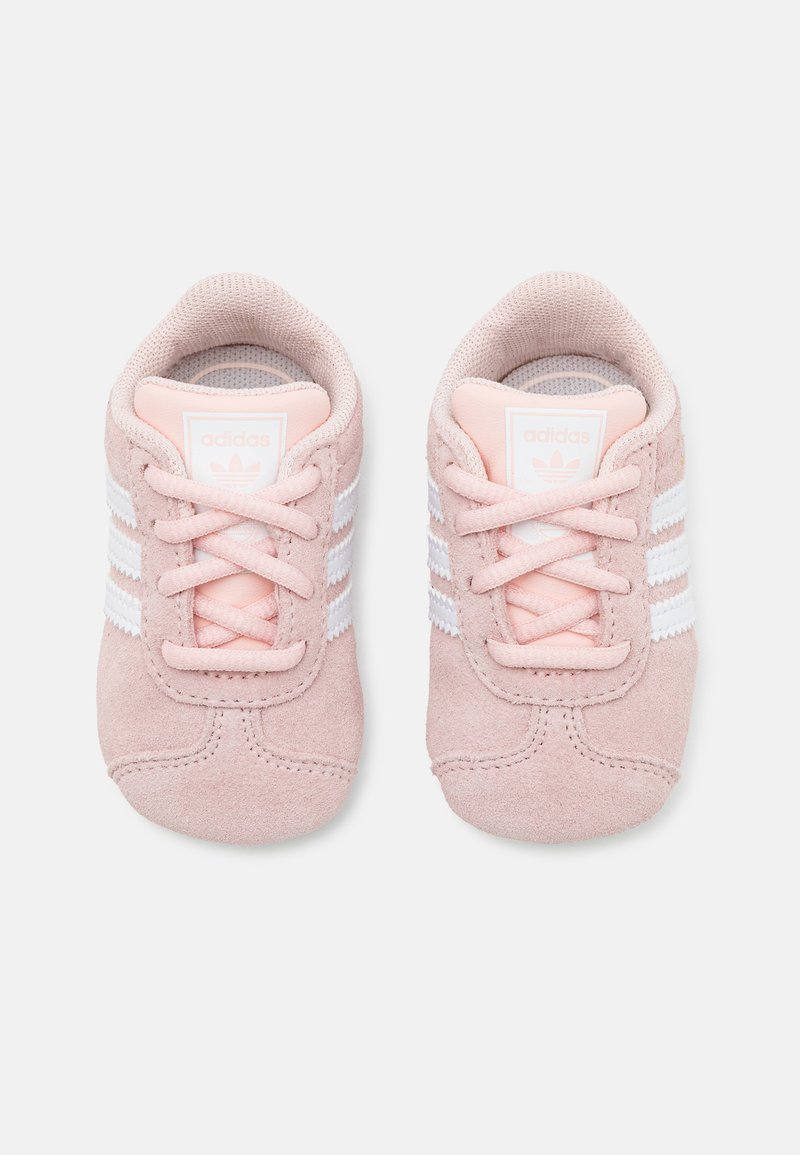adidas Originals GAZELLE CRIB Chaussons pour bébé icey pink