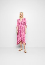 Fabienne CHANNA DRESS informal - apricot/magic magent/rosa - Zalando.es