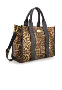 Tasche im Leopardenmuster mit schwarzen Lederelementen, doppelten oberen Griffen und einem abnehmbaren Schulterriemen, mit einem strukturierten Design und goldfarbener Logo.