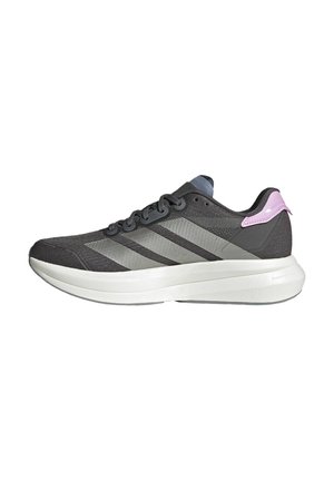 Baskets aux tiges en maille noire, avec des accents gris, une semelle blanche épaisse et un onglet au talon violet clair. Présente trois rayures grises sur les côtés.