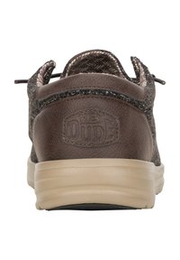 Scarpa casual in tessuto marrone con suola beige, tomaia texturizzata e una patch con logo sul tallone. Presenta lacci a contrasto e fodera morbida.