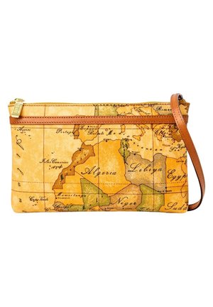 Borsa a tracolla con stampa di mappa in toni di giallo tenue, con rifiniture e tracolla in pelle marrone. Presenta una chiusura a zip superiore e un design a tema globale.