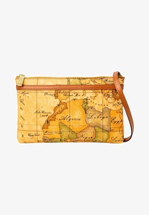 Clutch bag con impresión de mapa en tonos amarillos apagados, con un ribete y correa de cuero marrón. Presenta un cierre superior y un diseño inspirado en el globo terráqueo.