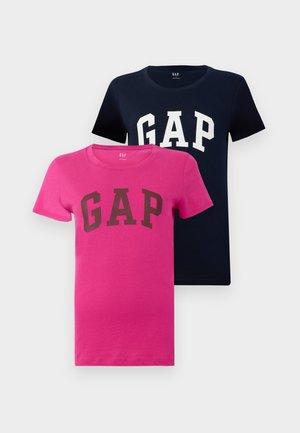 To t-skjorter med korte ermer og rund hals, en rosa med mørkerødt "GAP"-tekst, en marineblå med hvit "GAP"-tekst, vist på en hvit bakgrunn.