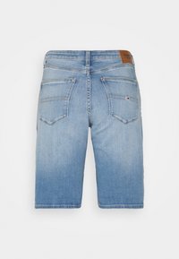 Pantalones cortos de mezclilla en azul claro, con un lavado desgastado. Dos bolsillos traseros con detalles de costura y una etiqueta de cuero en la cinturilla.