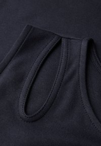 Marineblauwe sweatshirtstof met een soepele textuur, voorzien van een ronde halslijn en kleine, gestikte accenten op de schouders.