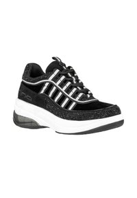 Scarpa sportiva in bianco e nero con materiale in suede, lacci a righe e accenti di cristallo. Presenta una spessa suola bianca con un cuscinetto d'aria trasparente.