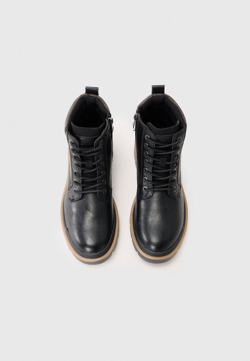 Schwarze Leder-Stiefeletten mit glatter Oberfläche, runder Zehenpartie, gepolstertem Rand und brauner Gummisohle. Mit Schnürsenkeln und seitlichem Reißverschluss.