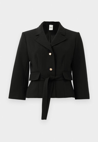 Musta räätälöity blazer, jossa on läpät, kaksi kultanappia, läppätaskut ja vyötärölle solmittu vastaavasta kankaasta tehty vyö.