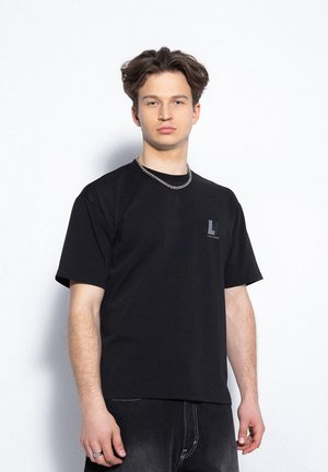 - T-shirt basic
